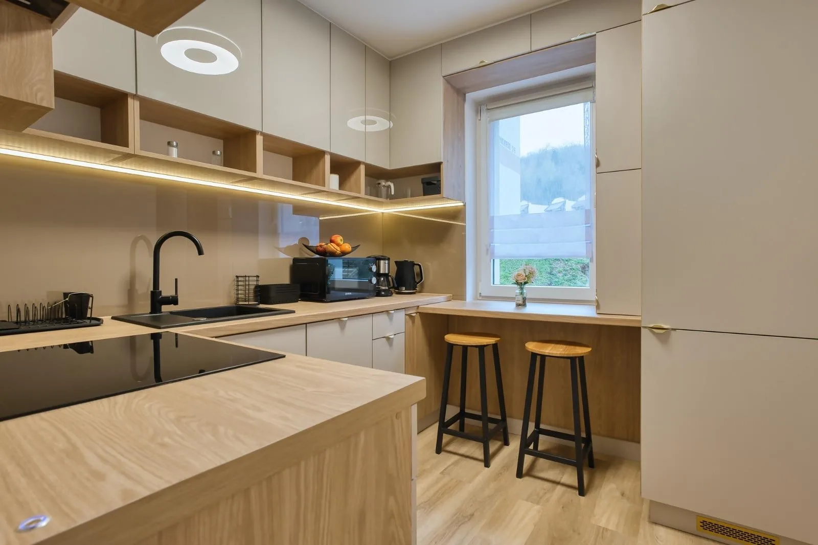 Mieszkanie 80 m² po generalnym remoncie, 3 pokoje, balkon z widokiem na Śnieżkę, Osiedle Krzeszowskie