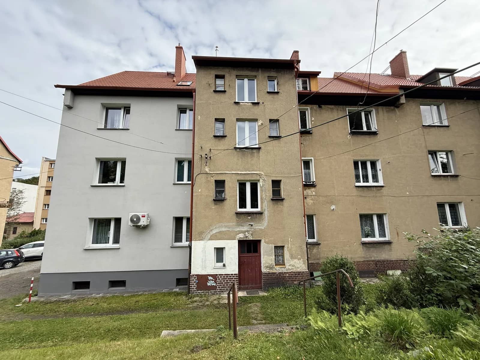 Mieszkanie 2 pokoje 42 m² do remontu z własnym ogródkiem z altanką i piwnicą 10 m², wysoki parter, Kamienna Góra