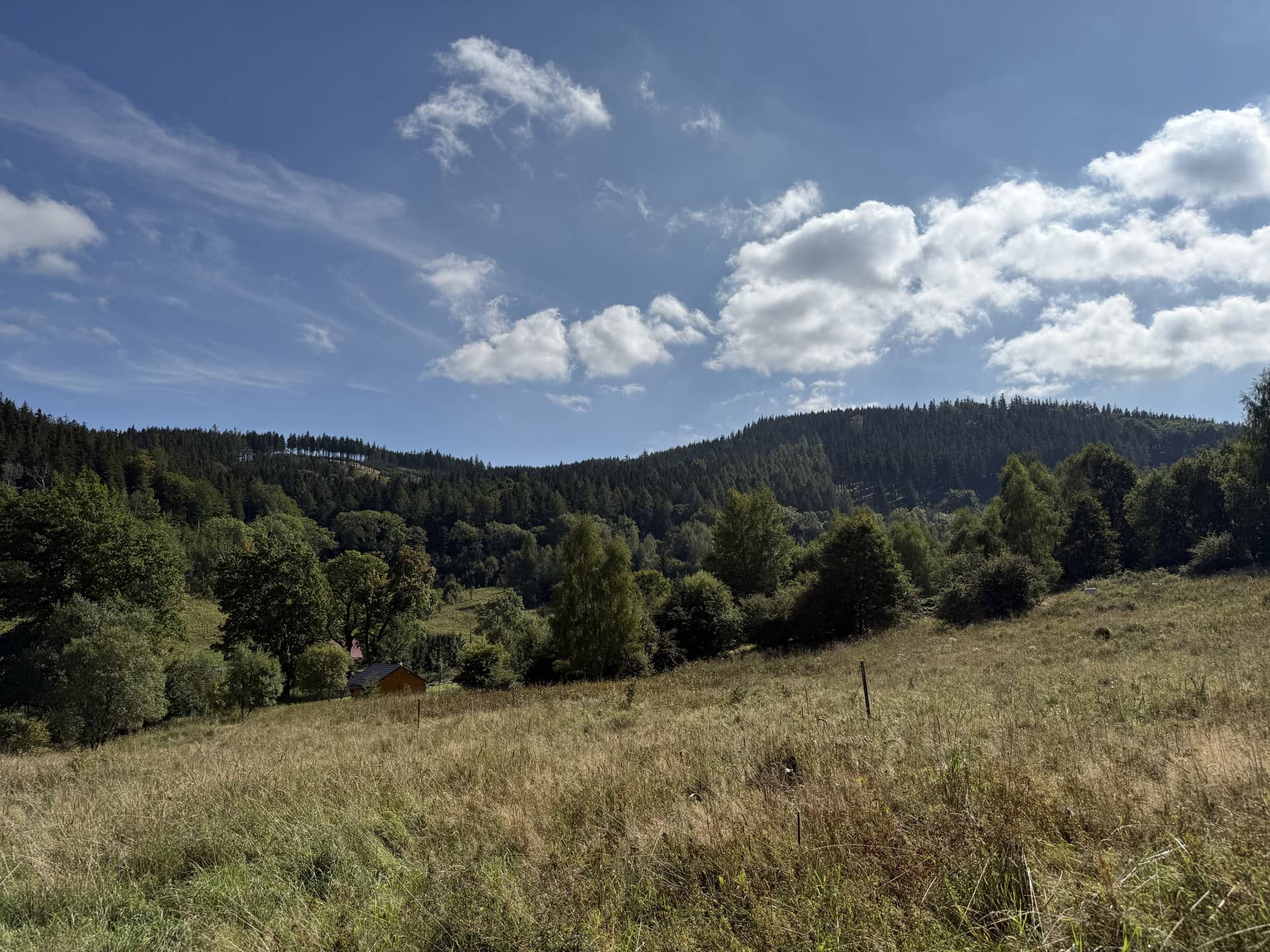 Dwie działki budowlane z pozwoleniem na 3 domy w Ogorzelcu, widok na góry, łącznie 1,07 ha, strumień