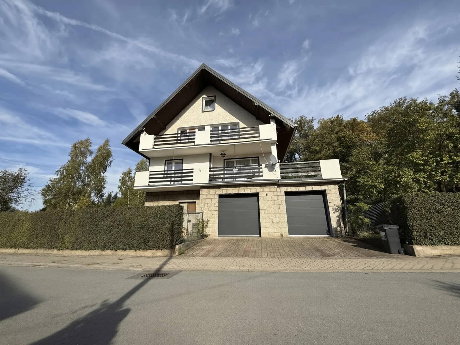 Dom mieszkalno-usługowy 300 m² z dwoma garażami, tarasami i ogrodem, Czarny Bór